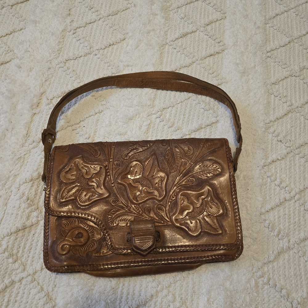 Beautiful Vintage tooled bag. Loys of storage. Needs some love. Price reflects.
